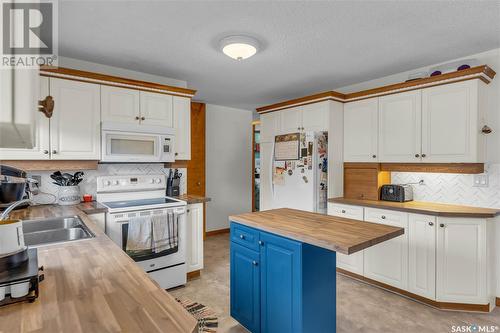 727 Shannon Road, Regina, SK - Indoor Photo Showing Kitchen With Double Sink