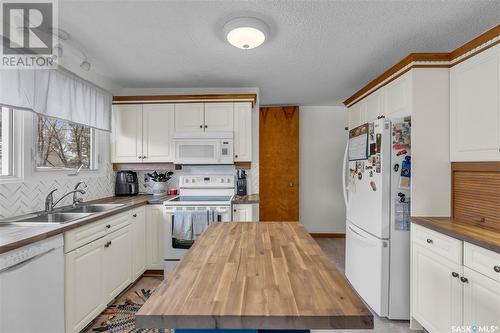 727 Shannon Road, Regina, SK - Indoor Photo Showing Kitchen With Double Sink