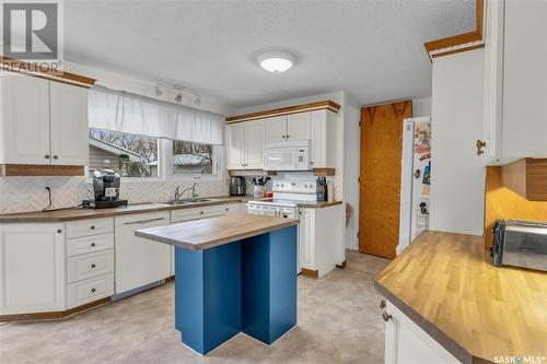 727 Shannon Road, Regina, SK - Indoor Photo Showing Kitchen With Double Sink