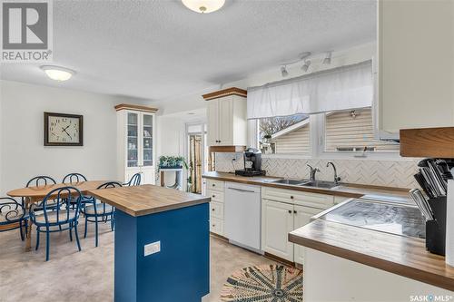 727 Shannon Road, Regina, SK - Indoor Photo Showing Kitchen With Double Sink