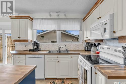 727 Shannon Road, Regina, SK - Indoor Photo Showing Kitchen With Double Sink