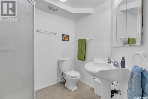 727 Shannon Road, Regina, SK - Indoor Photo Showing Bathroom