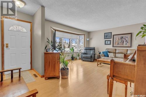 727 Shannon Road, Regina, SK - Indoor Photo Showing Living Room