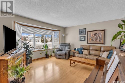 727 Shannon Road, Regina, SK - Indoor Photo Showing Living Room