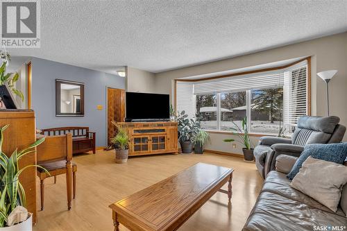 727 Shannon Road, Regina, SK - Indoor Photo Showing Living Room