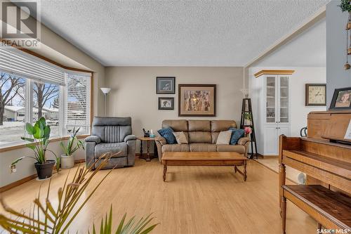 727 Shannon Road, Regina, SK - Indoor Photo Showing Living Room