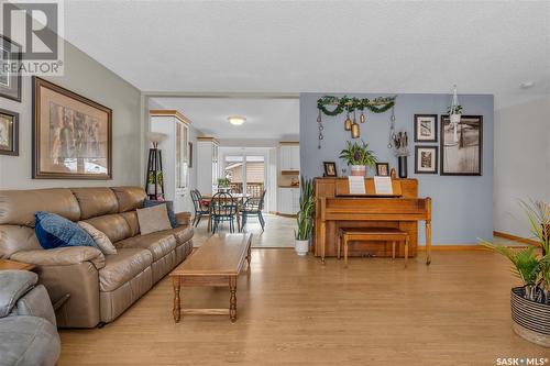 727 Shannon Road, Regina, SK - Indoor Photo Showing Living Room