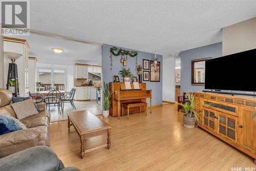 727 Shannon Road, Regina, SK - Indoor Photo Showing Living Room