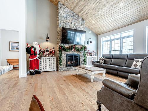 Salon - 61 Ch. Bonnaly, Orford, QC - Indoor Photo Showing Living Room With Fireplace