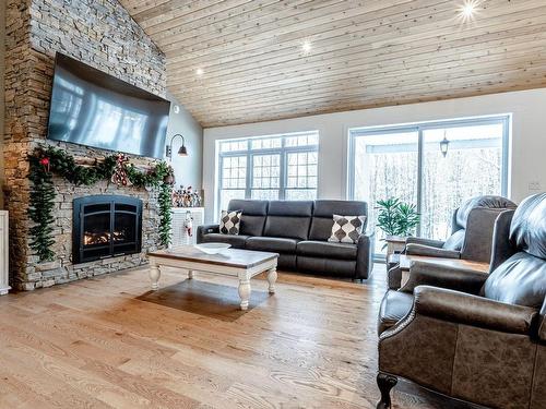 Salon - 61 Ch. Bonnaly, Orford, QC - Indoor Photo Showing Living Room With Fireplace