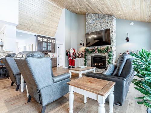 Salon - 61 Ch. Bonnaly, Orford, QC - Indoor Photo Showing Living Room With Fireplace