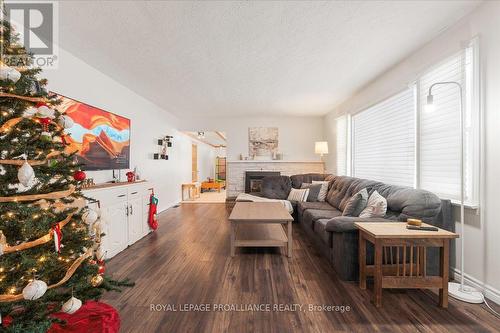 28 Wayne Crescent, Quinte West, ON - Indoor Photo Showing Living Room