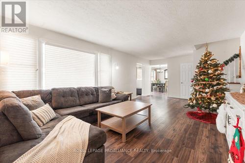 28 Wayne Crescent, Quinte West, ON - Indoor Photo Showing Living Room