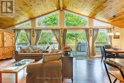 2825 Ib & O Rail Trail, Highlands East, ON - Indoor Photo Showing Living Room