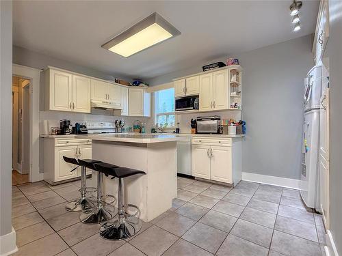 317 Dennis Street, Brandon, MB - Indoor Photo Showing Kitchen