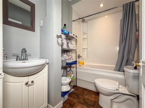 317 Dennis Street, Brandon, MB - Indoor Photo Showing Bathroom