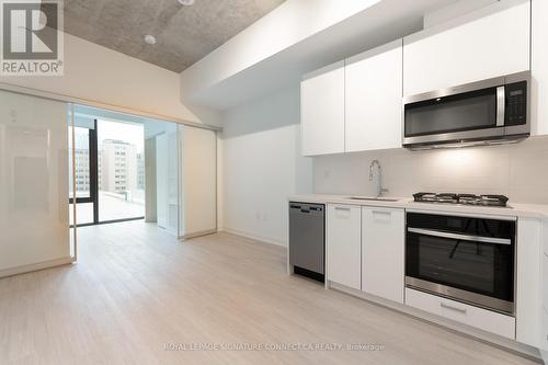 714 - 195 Mccaul Street, Toronto, ON - Indoor Photo Showing Kitchen