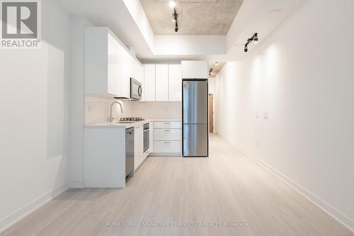 714 - 195 Mccaul Street, Toronto, ON - Indoor Photo Showing Kitchen