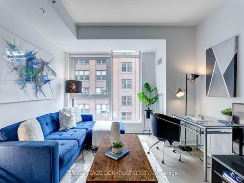 324-30 Nelson St, Toronto, ON - Indoor Photo Showing Living Room