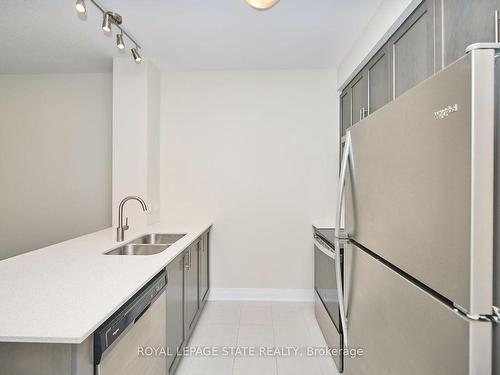 347-16 Concord Pl, Grimsby, ON - Indoor Photo Showing Kitchen With Double Sink