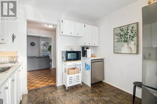 17 - 3301 Mccarthy Street, Ottawa, ON - Indoor Photo Showing Kitchen