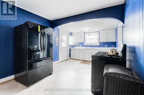 368 Ridgeway Road, Fort Erie (337 - Crystal Beach), ON - Indoor Photo Showing Kitchen