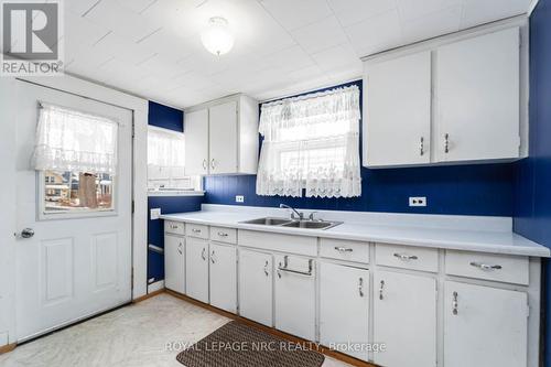 368 Ridgeway Road, Fort Erie (337 - Crystal Beach), ON - Indoor Photo Showing Kitchen With Double Sink