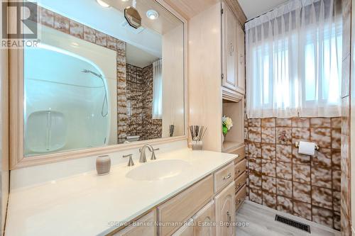 104 Dumbarton Street, Guelph (Waverley), ON - Indoor Photo Showing Bathroom