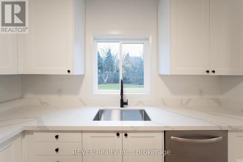 1 - 718 Ontario Road, Welland (773 - Lincoln/Crowland), ON - Indoor Photo Showing Kitchen