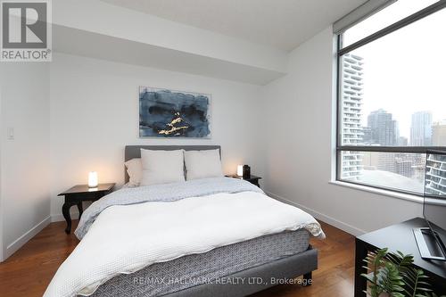 2201 - 285 Mutual Street, Toronto, ON - Indoor Photo Showing Bedroom