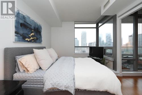 2201 - 285 Mutual Street, Toronto, ON - Indoor Photo Showing Bedroom