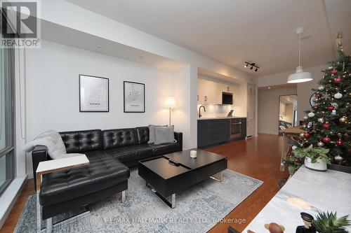 2201 - 285 Mutual Street, Toronto, ON - Indoor Photo Showing Living Room