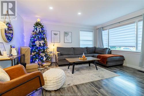 116 Churchill Street, Chatham, ON - Indoor Photo Showing Living Room