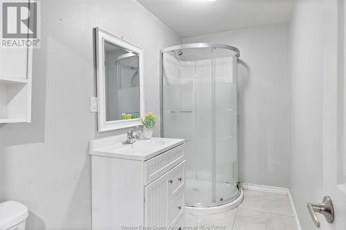 724 Cabana Road East, Windsor, ON - Indoor Photo Showing Bathroom