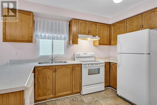 32 Elm Court, Kawartha Lakes (Lindsay), ON - Indoor Photo Showing Kitchen With Double Sink