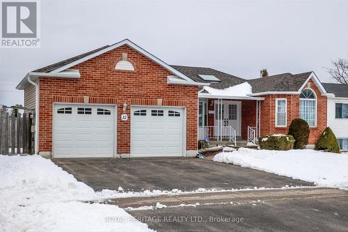 32 Elm Court, Kawartha Lakes (Lindsay), ON - Outdoor With Facade