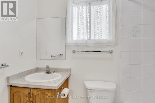 32 Elm Court, Kawartha Lakes (Lindsay), ON - Indoor Photo Showing Bathroom