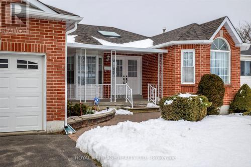 32 Elm Court, Kawartha Lakes (Lindsay), ON - Outdoor With Facade