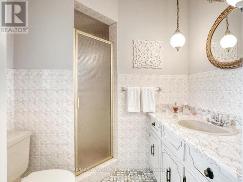 2047 Hamilton Road, London, ON - Indoor Photo Showing Bathroom