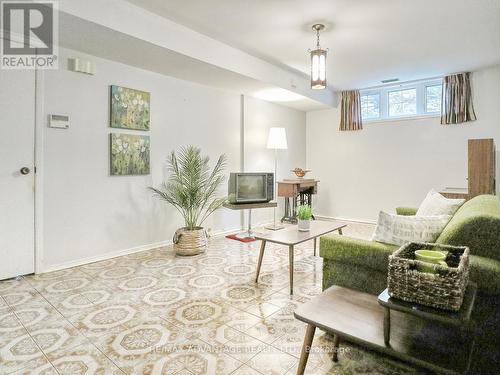 2047 Hamilton Road, London, ON - Indoor Photo Showing Living Room