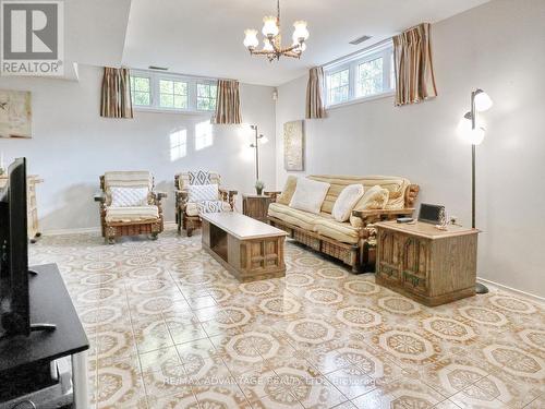 2047 Hamilton Road, London, ON - Indoor Photo Showing Living Room