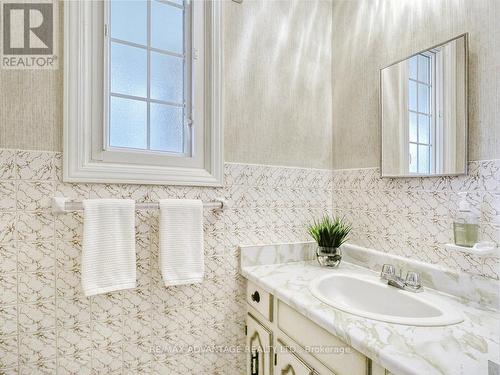 2047 Hamilton Road, London, ON - Indoor Photo Showing Bathroom