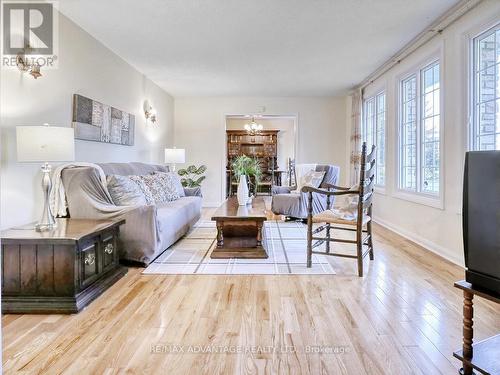 2047 Hamilton Road, London, ON - Indoor Photo Showing Living Room