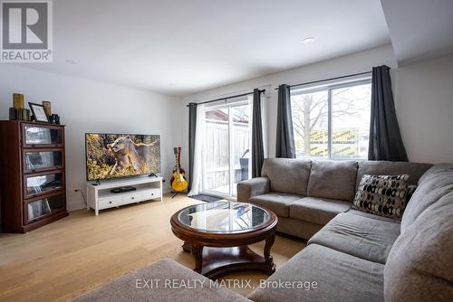 37 Dignard Street S, Russell, ON - Indoor Photo Showing Living Room