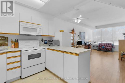 107 - 105 Bagot Street, Guelph (Onward Willow), ON - Indoor Photo Showing Kitchen