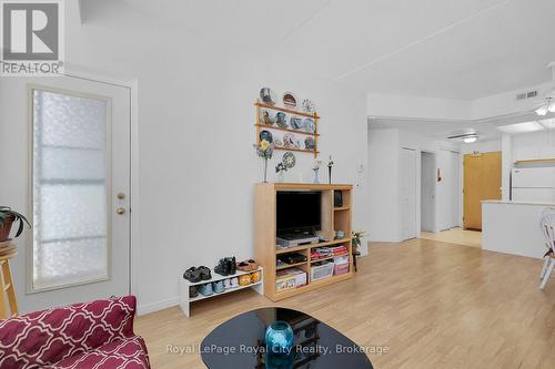 107 - 105 Bagot Street, Guelph (Onward Willow), ON - Indoor Photo Showing Living Room