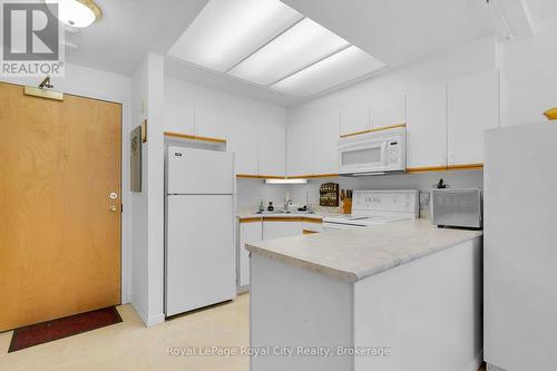 107 - 105 Bagot Street, Guelph (Onward Willow), ON - Indoor Photo Showing Kitchen