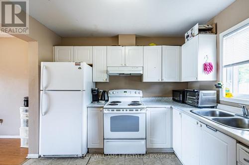 32 - 190 Fleming Drive, London, ON - Indoor Photo Showing Kitchen With Double Sink