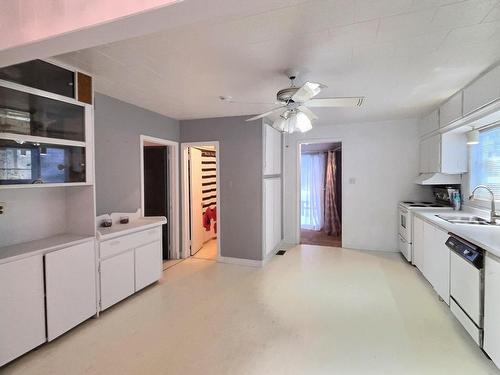 Cuisine - 11 Av. Massicotte, Rouyn-Noranda, QC - Indoor Photo Showing Kitchen With Double Sink