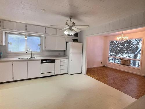 Cuisine - 11 Av. Massicotte, Rouyn-Noranda, QC - Indoor Photo Showing Kitchen With Double Sink